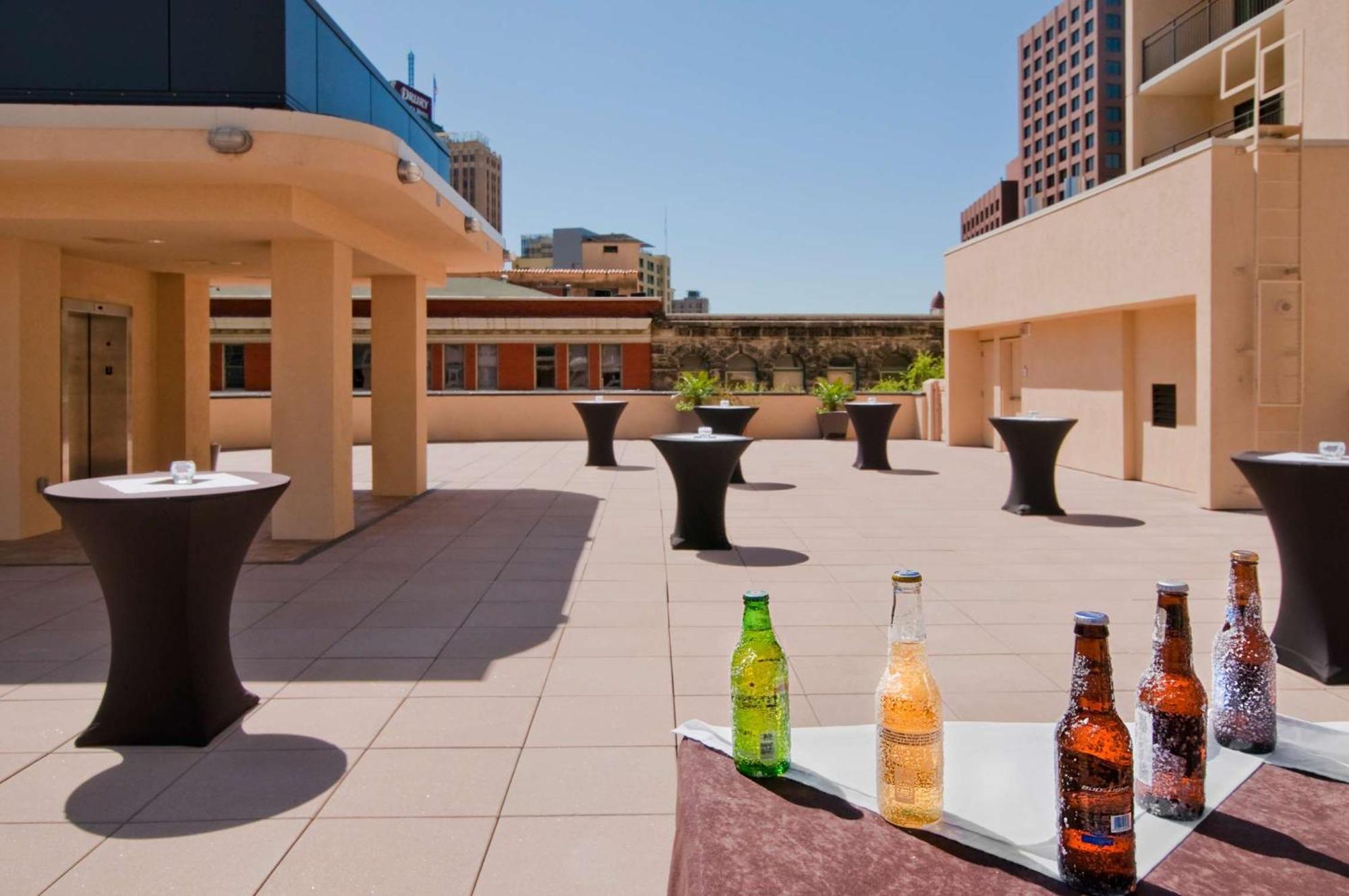 Embassy Suites San Antonio Riverwalk-Downtown Exterior photo